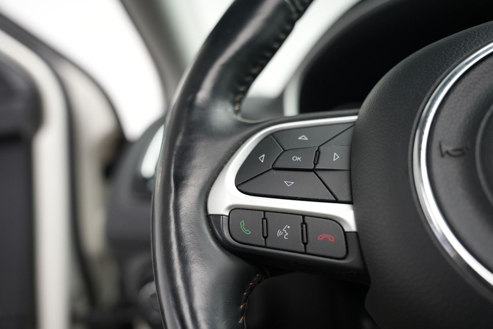 Fahrzeugabbildung Jeep Compass Limited 4WD /PANO/SHZ/L-HEIZ/PDC