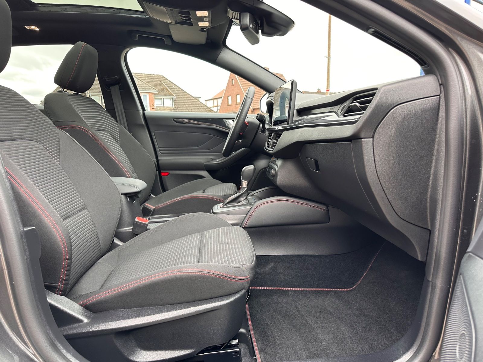 Fahrzeugabbildung Ford Focus Turnier ST-Line X 1.0 Pano/ACC/Matrix/Navi