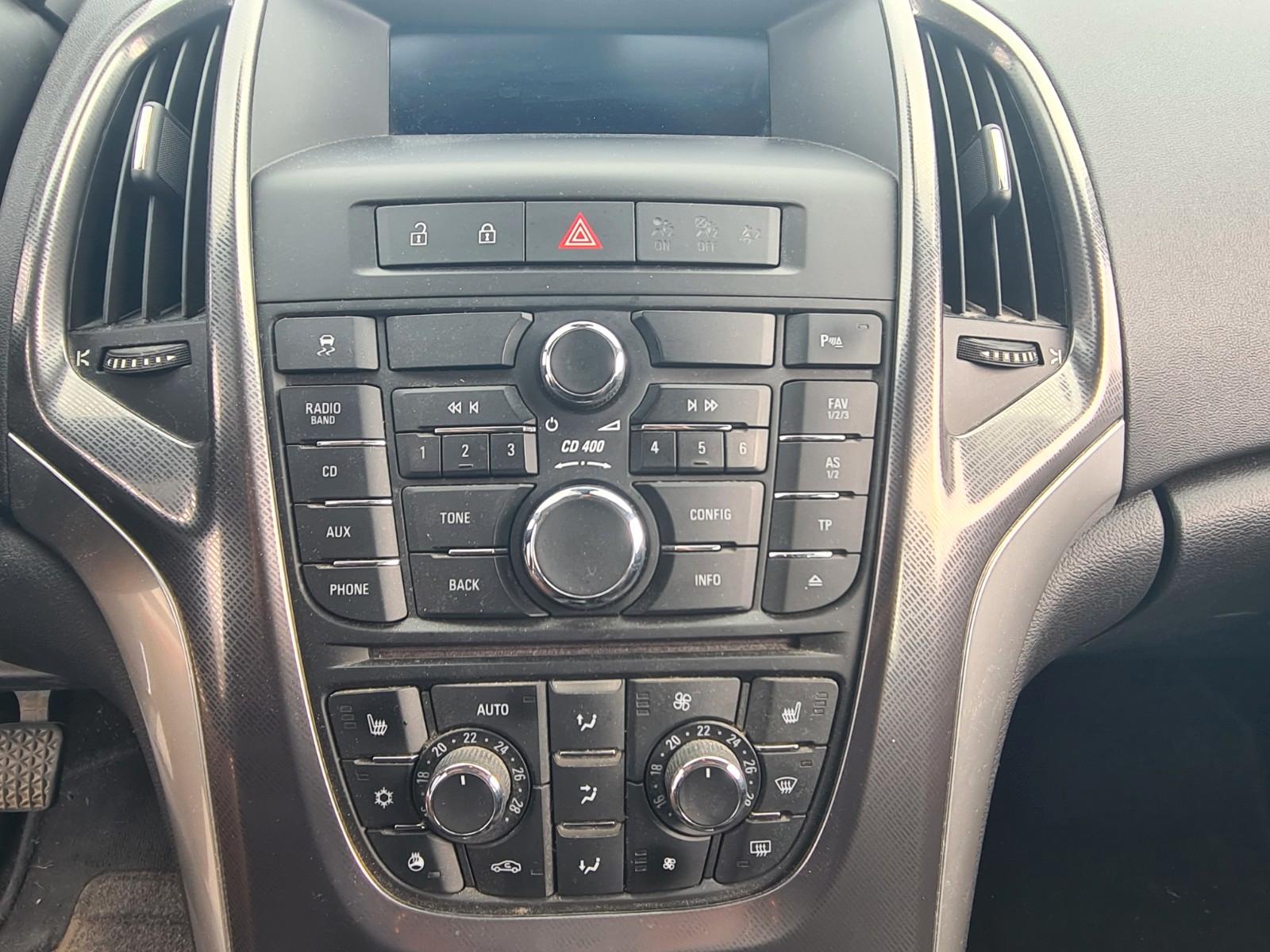 Opel Astra 2011 — photo 22