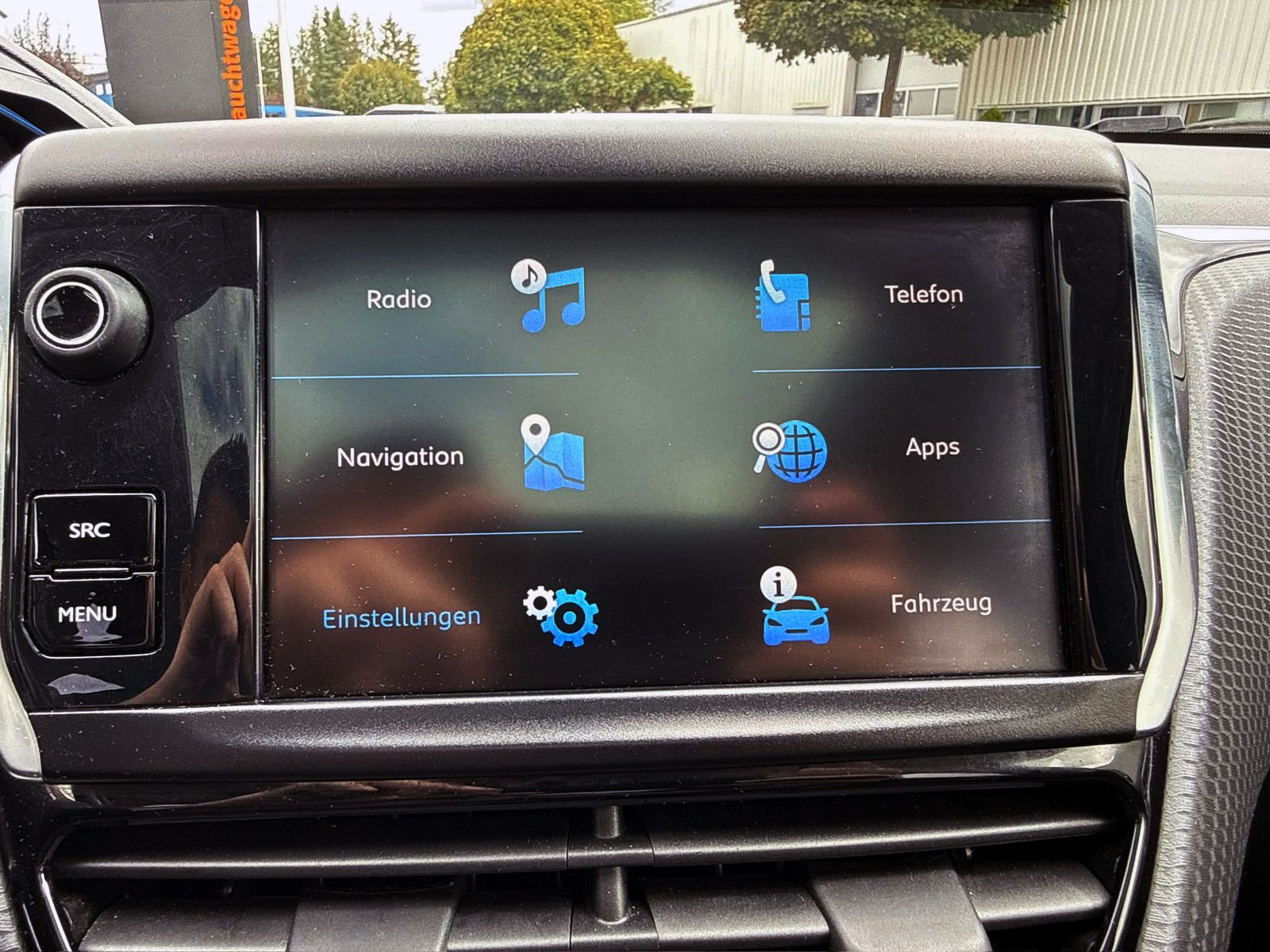 Fahrzeugabbildung Peugeot 2008 Allure 1.2 Auto. KAM PDC SHZ PANO NAV TEMP