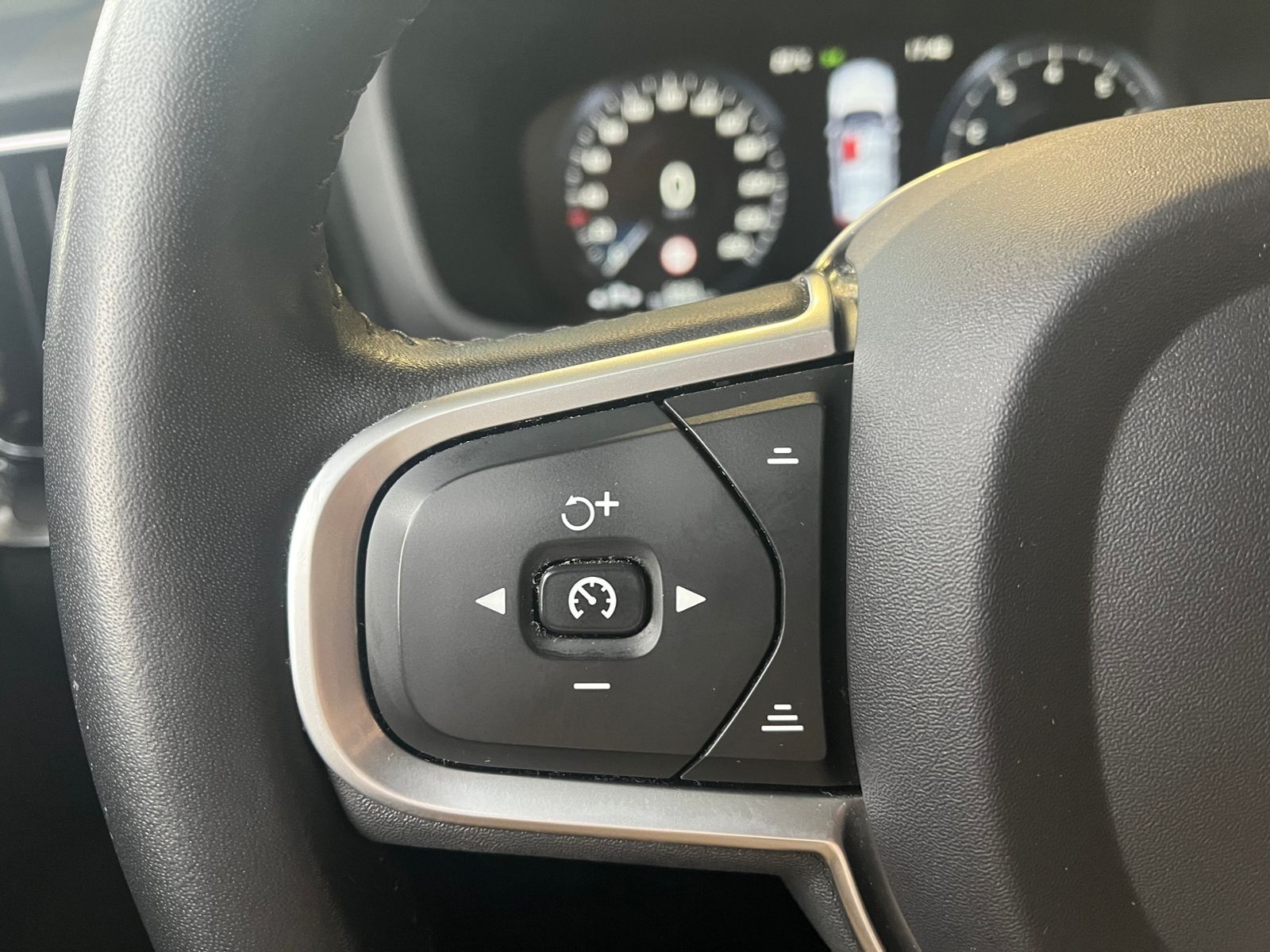 Fahrzeugabbildung Volvo V60 Kombi Momentum Pro LED NAVI ALU