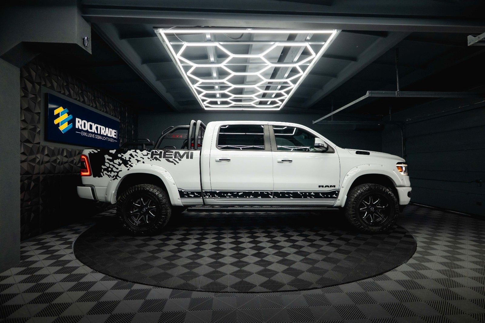 Fahrzeugabbildung Dodge RAM 5.7 V8 HEMI 4x4 OFFROAD Night-Paket *LED*