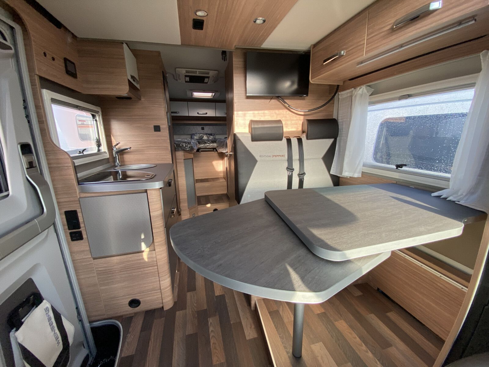 Fahrzeugabbildung Weinsberg CaraCompact Suite MB EDITION PEPPER 640 MEG