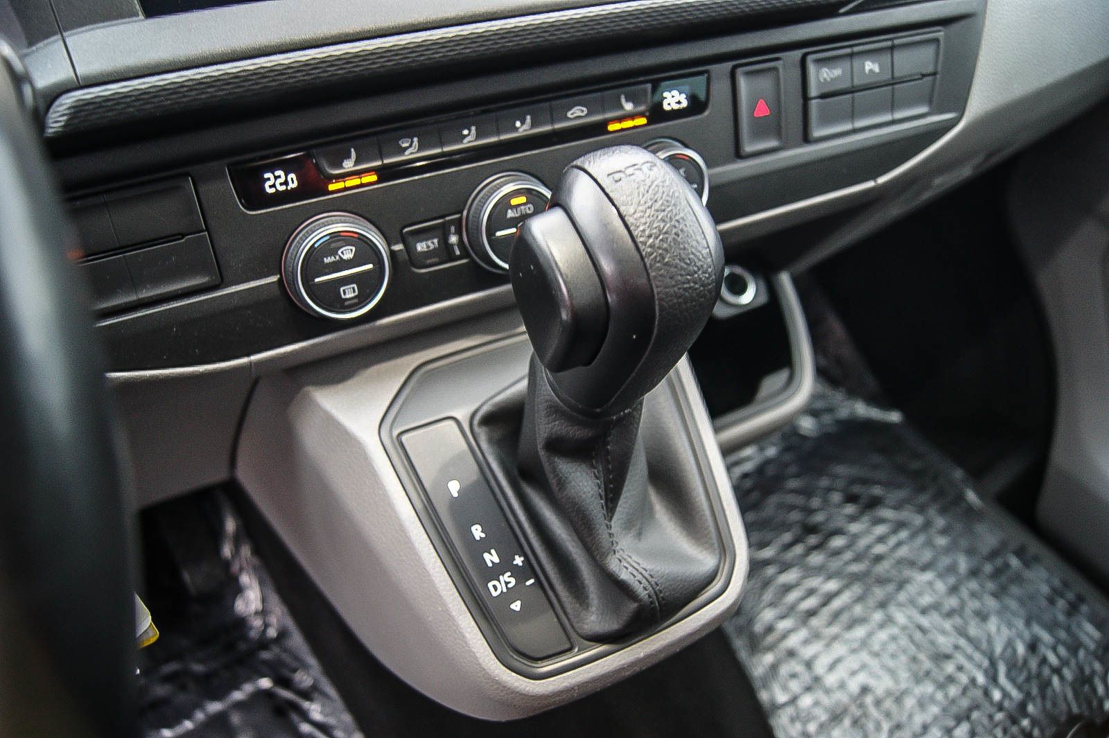 Fahrzeugabbildung Volkswagen T6.1 Caravelle/Multivan lang 2.0TDI DSG NAVI LED