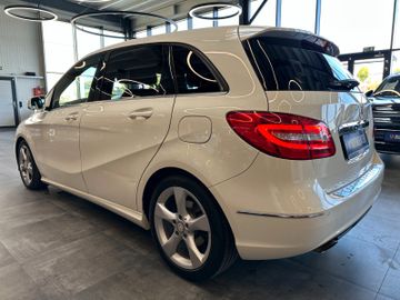 Mercedes-Benz B 180 *KLIMA*SZHZ*LEDER*NAV*PDC*SPUR*TOTWINKEL