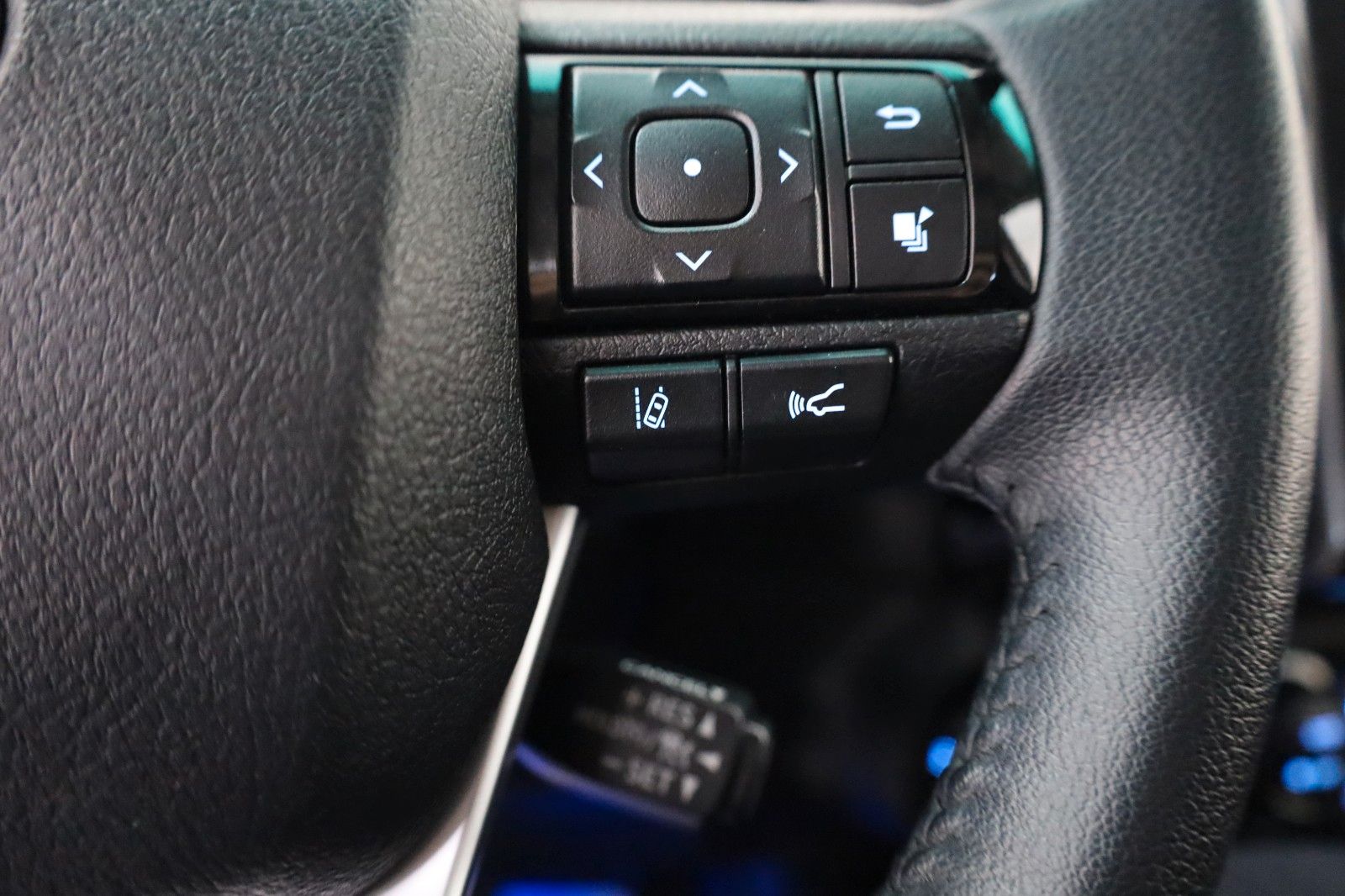 Fahrzeugabbildung Toyota Hilux 2.8 Executive,Navi,LED,Rollo,Rollbügel,AHK