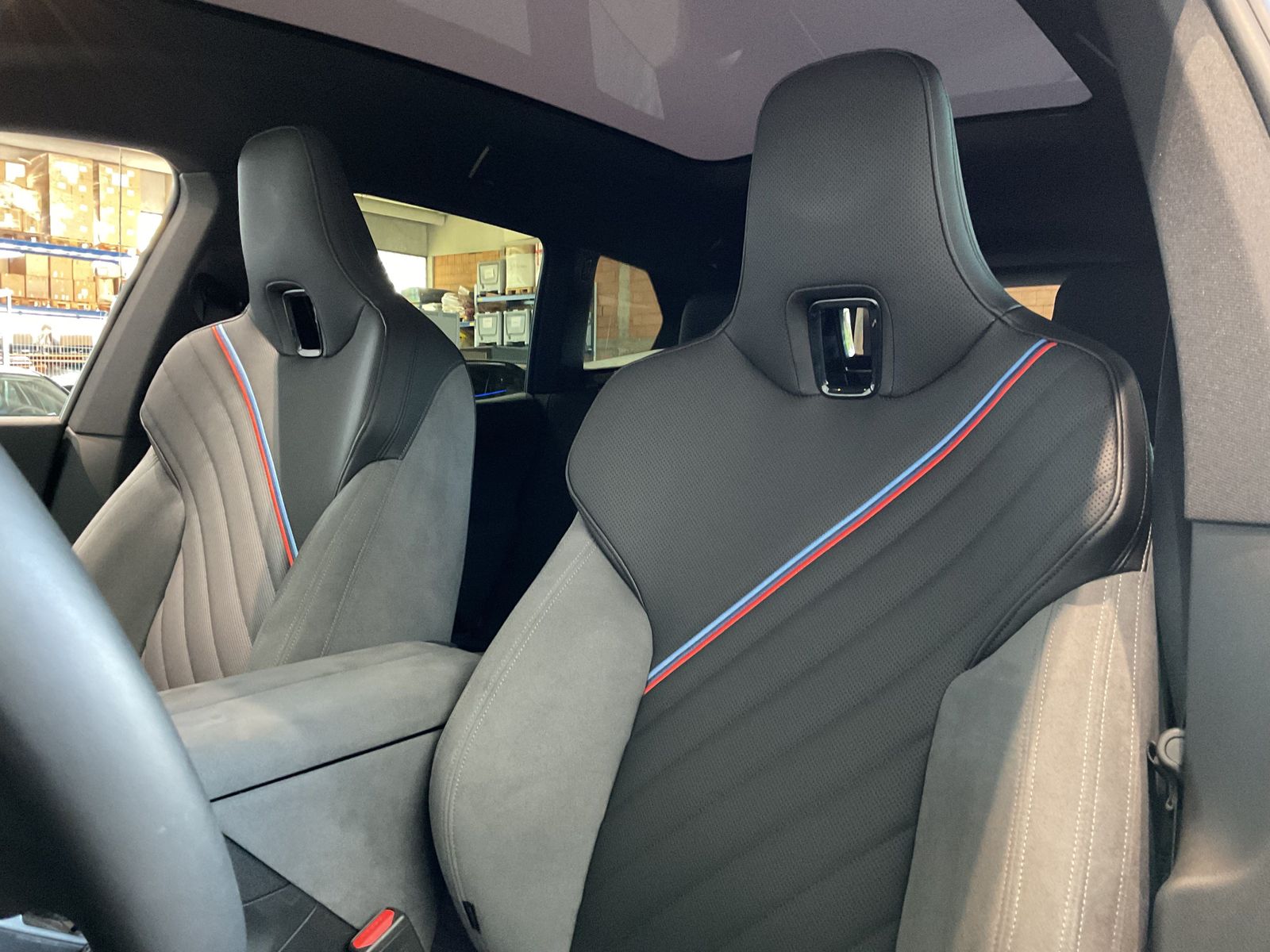 Fahrzeugeinzelansicht 12 Fahrzeugabbildung BMW iX xDrive60 |2-Achs Luftfed. |Sitzbelüft. |M Spo