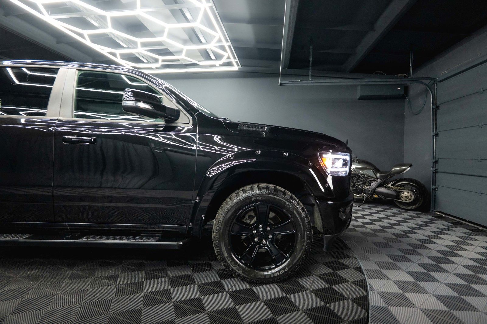 Fahrzeugabbildung Dodge RAM 5.7 V8 HEMI 4x4 OFFROAD BLACK EDITION *19%