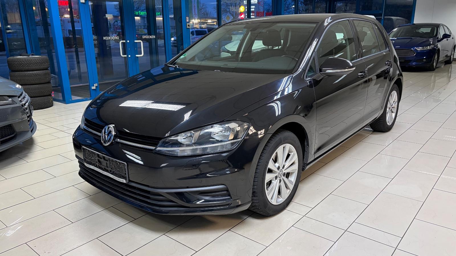 Volkswagen Golf VII Lim. Trendline *NAVI-AUT-SHZ-PDC*