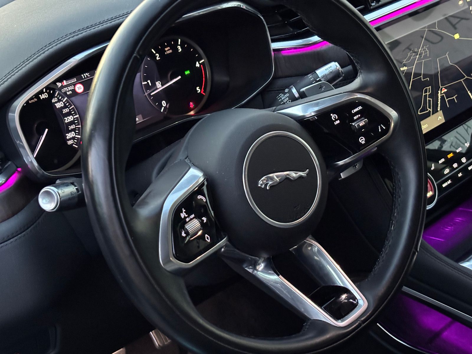 Fahrzeugabbildung Jaguar F-PACE SE AWD/D300KA;ERA/MASSAGE/APPLE/NAVI/KAM