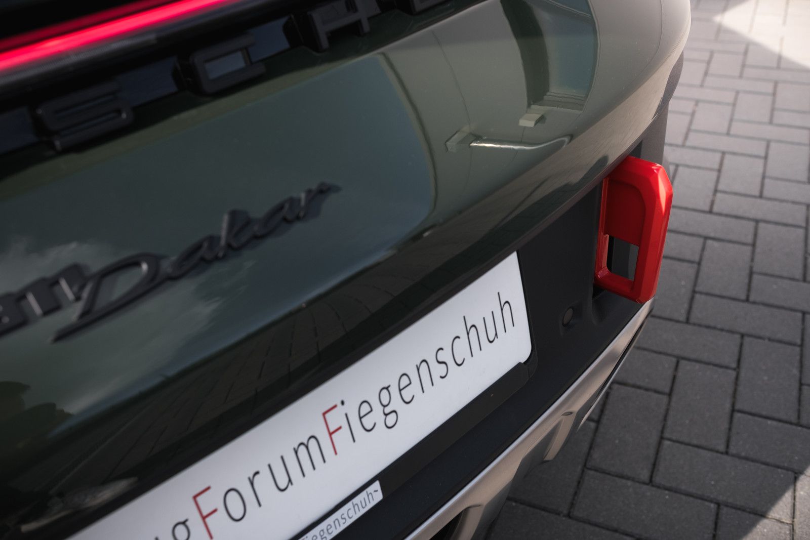 Fahrzeugabbildung Porsche 992/911 DAKAR - PTS Underberggrün-Rallyepaket