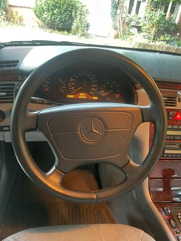 Mercedes-Benz E 240