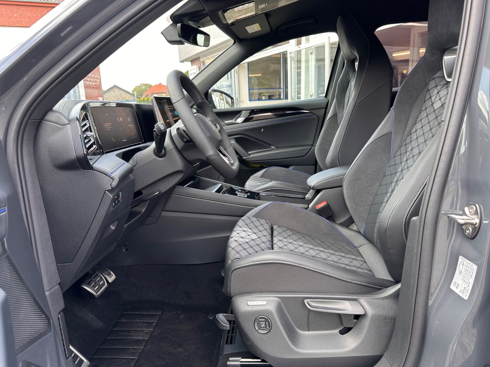Fahrzeugabbildung Volkswagen Tiguan 1.5 eTSI R-Line DSG AHK/Navi/APP/LED/SHZG