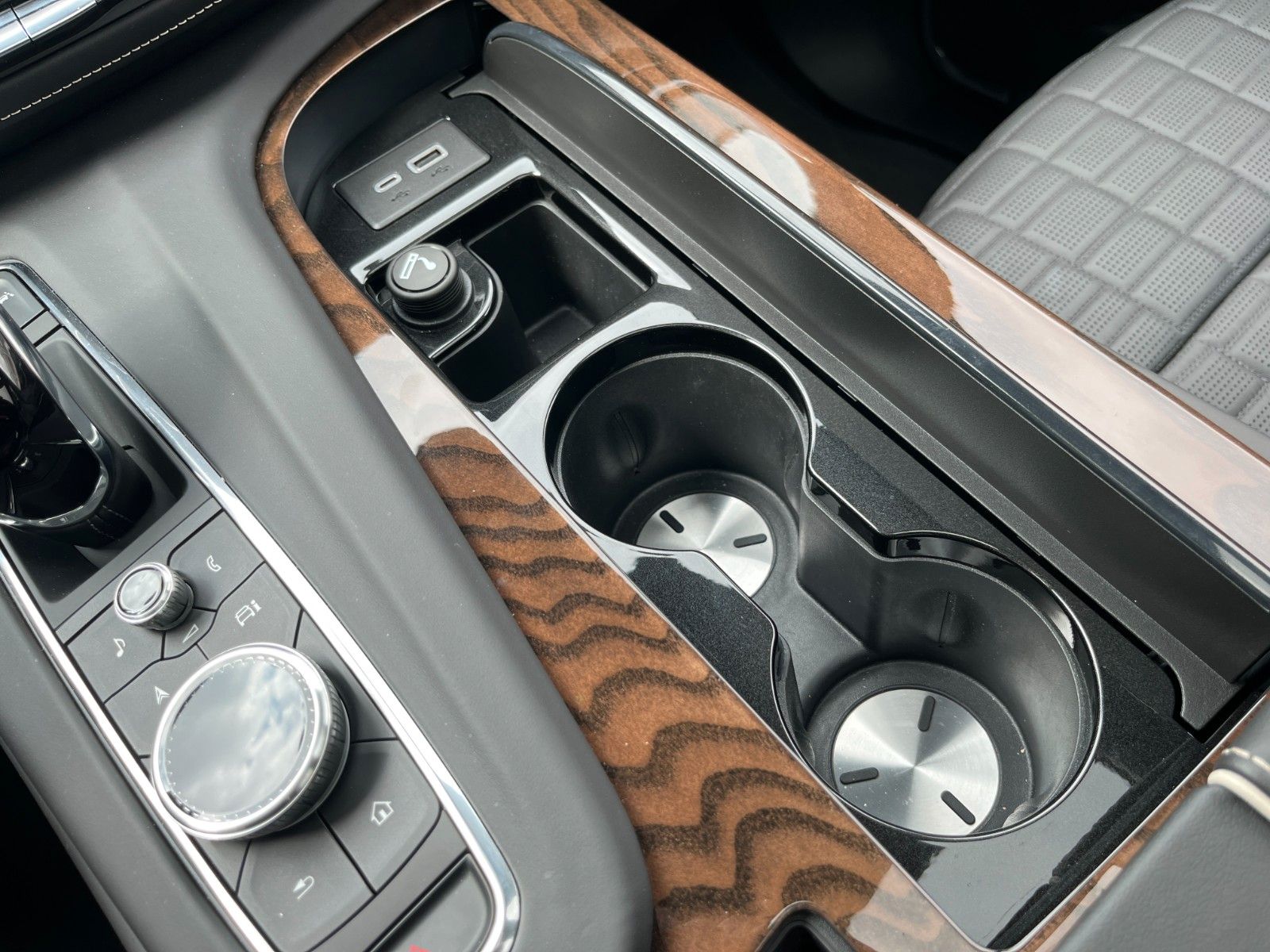 Fahrzeugabbildung Cadillac Escalade Sport Platinum 6.2 V8  4x4