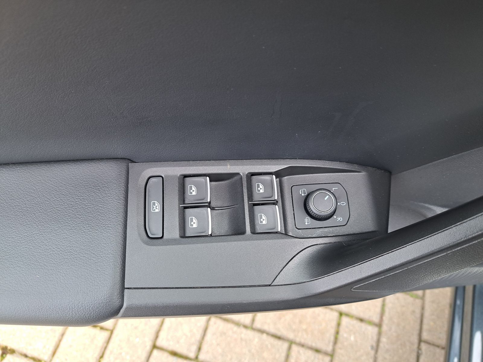 Fahrzeugabbildung SEAT Leon 1.5eTSI FR DSG LED NAVI BEATS KAMERA 18"ALU