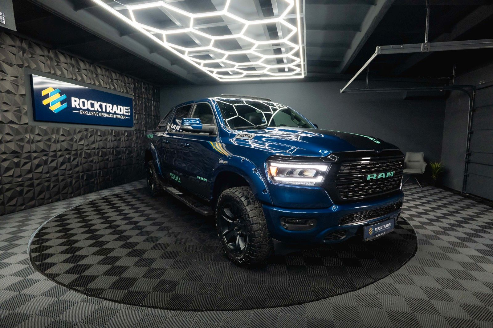 Fahrzeugabbildung Dodge RAM 5.7 V8 HEMI 4x4 NIGHT *Pano*LED* Unfallfrei