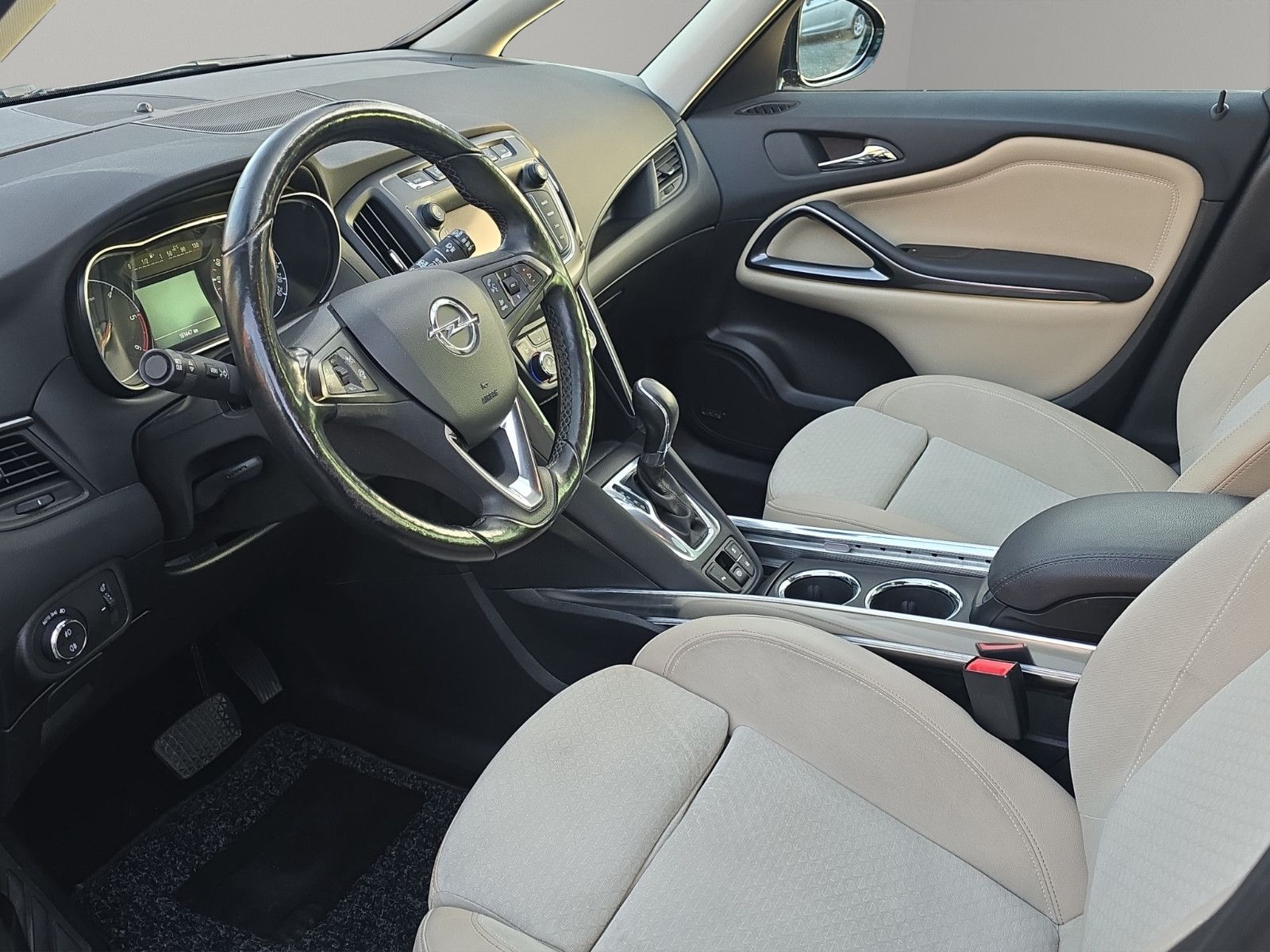 Fahrzeugabbildung Opel Zafira Tourer 7-SiTZER+AUTOMATiK+KAMERA+PANORAMA