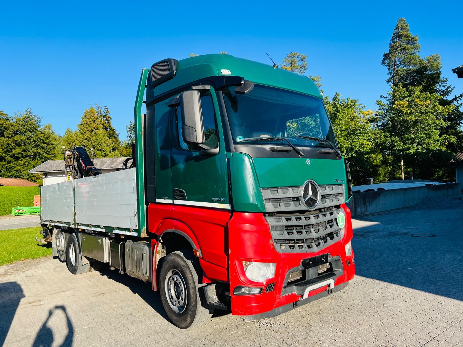 Mercedes-Benz Arocs 2545 Pritsche mit Kran J1020+Greifer