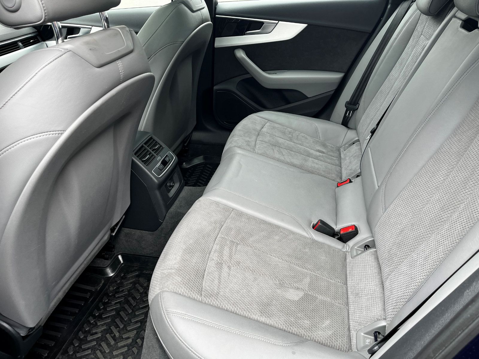 Fahrzeugabbildung Audi A4 Avant 40 TDI S line LED PANO NAVI SHZ KAM AHK