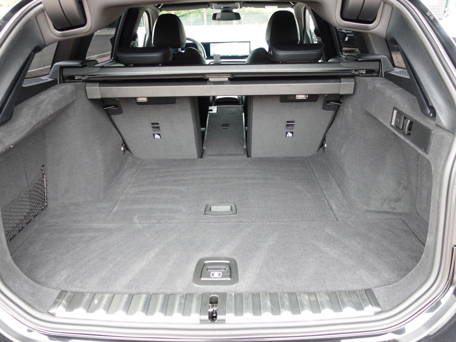 Fahrzeugabbildung BMW 318i Touring Auto M Sportpaket 18"/HiFi/LED/Navi