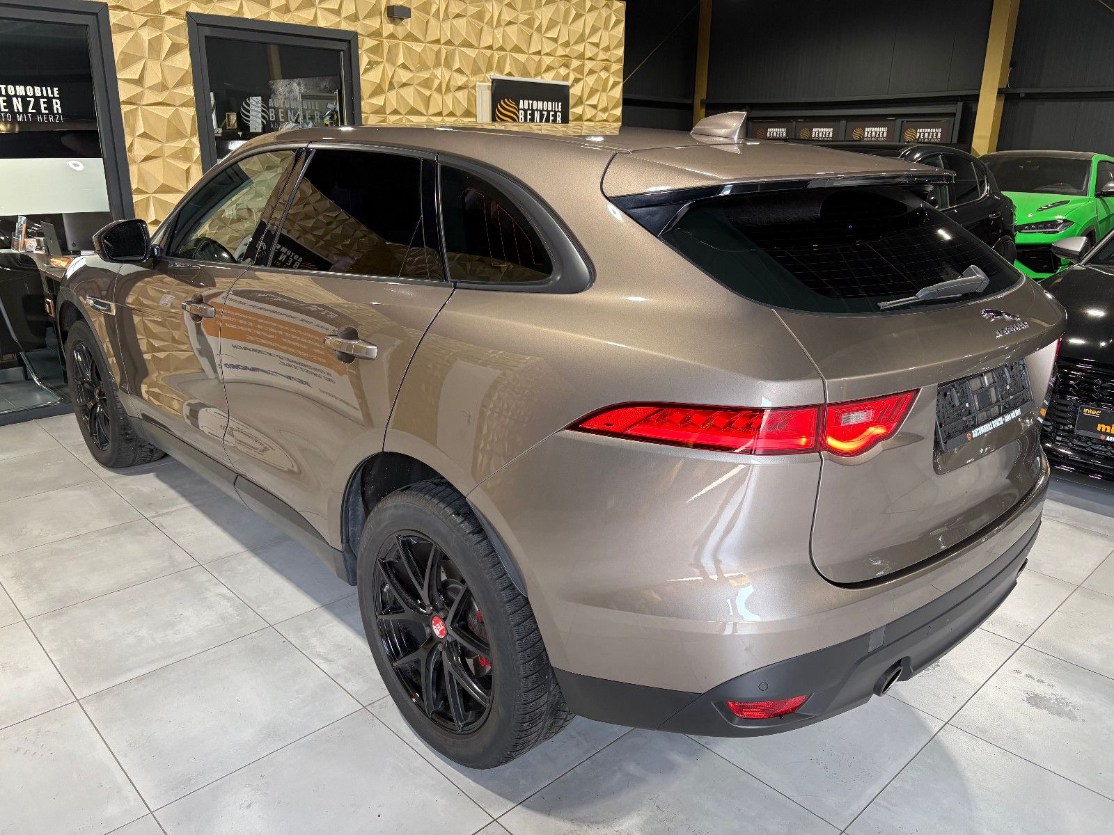 Fahrzeugabbildung Jaguar F-PACE Pure AWD/HEAD-UP/NAVI/PDC/SOUNDSYSTEM