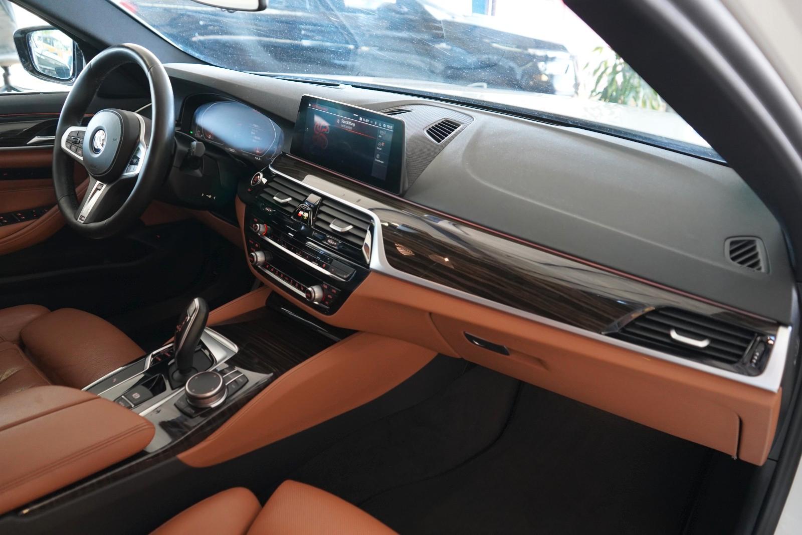 BMW 530 d Touring M Sport XENON / NAVI / LEDER / HUD