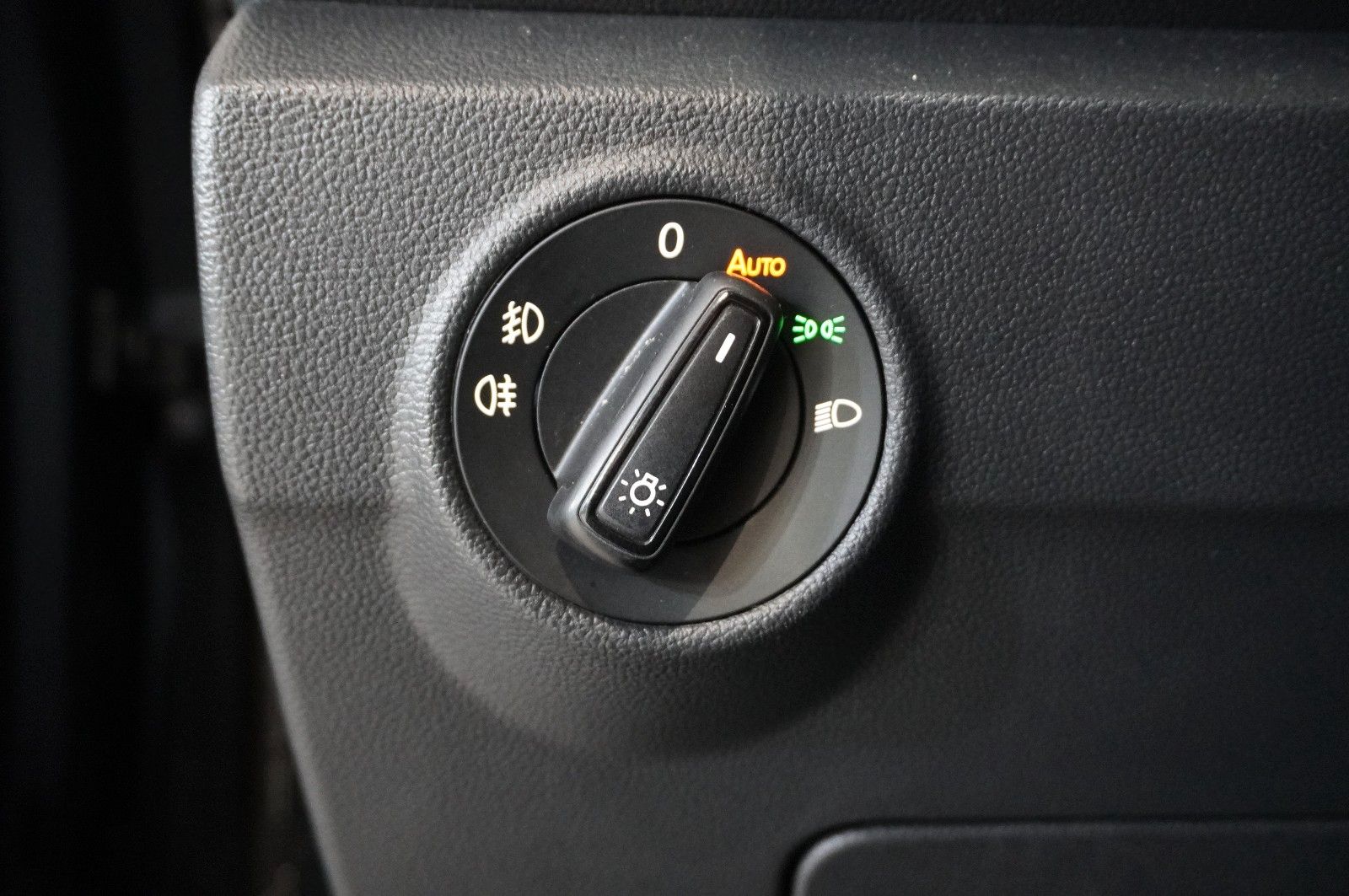 Fahrzeugabbildung Volkswagen T-Roc 1.0 TSI NAVI/LED/SHZ/PDC/NEBEL/KLIMA/DAB+