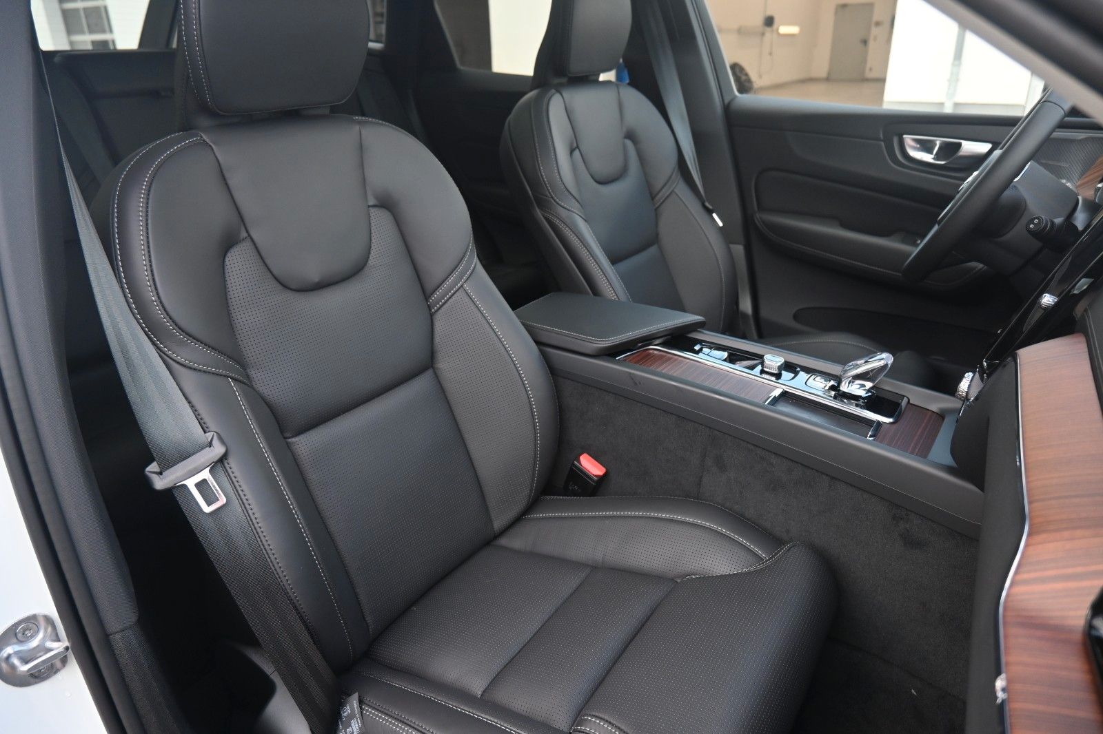 Fahrzeugabbildung Volvo XC60 B4 D AWD Ultimate Dark*STDHZG*360°*LUFT*ACC