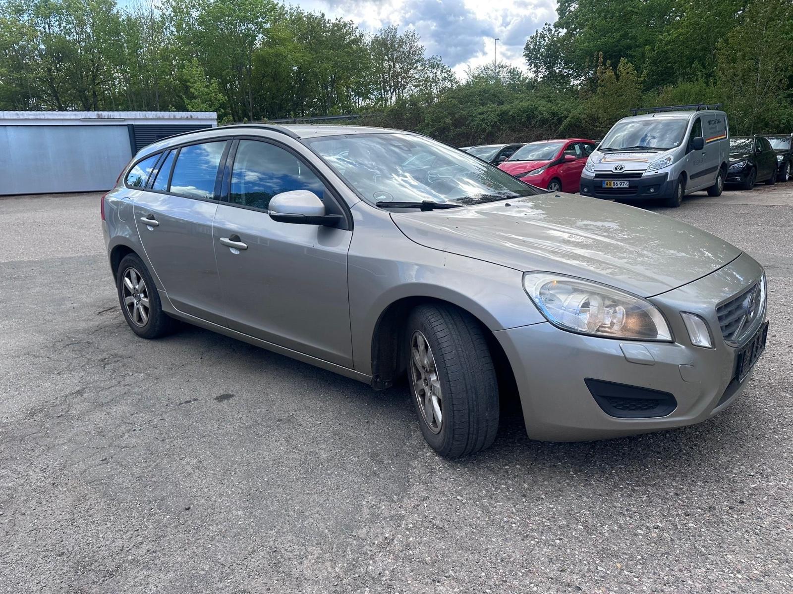 Volvo V60 2012 — rear view