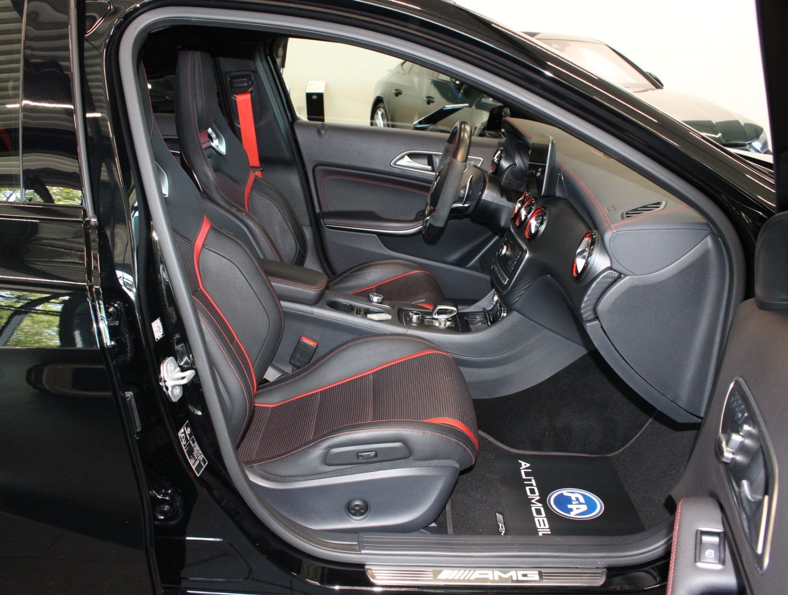 Fahrzeugabbildung Mercedes-Benz A 45 AMG 4MATIC *AMG Racing Kit*1.Hand