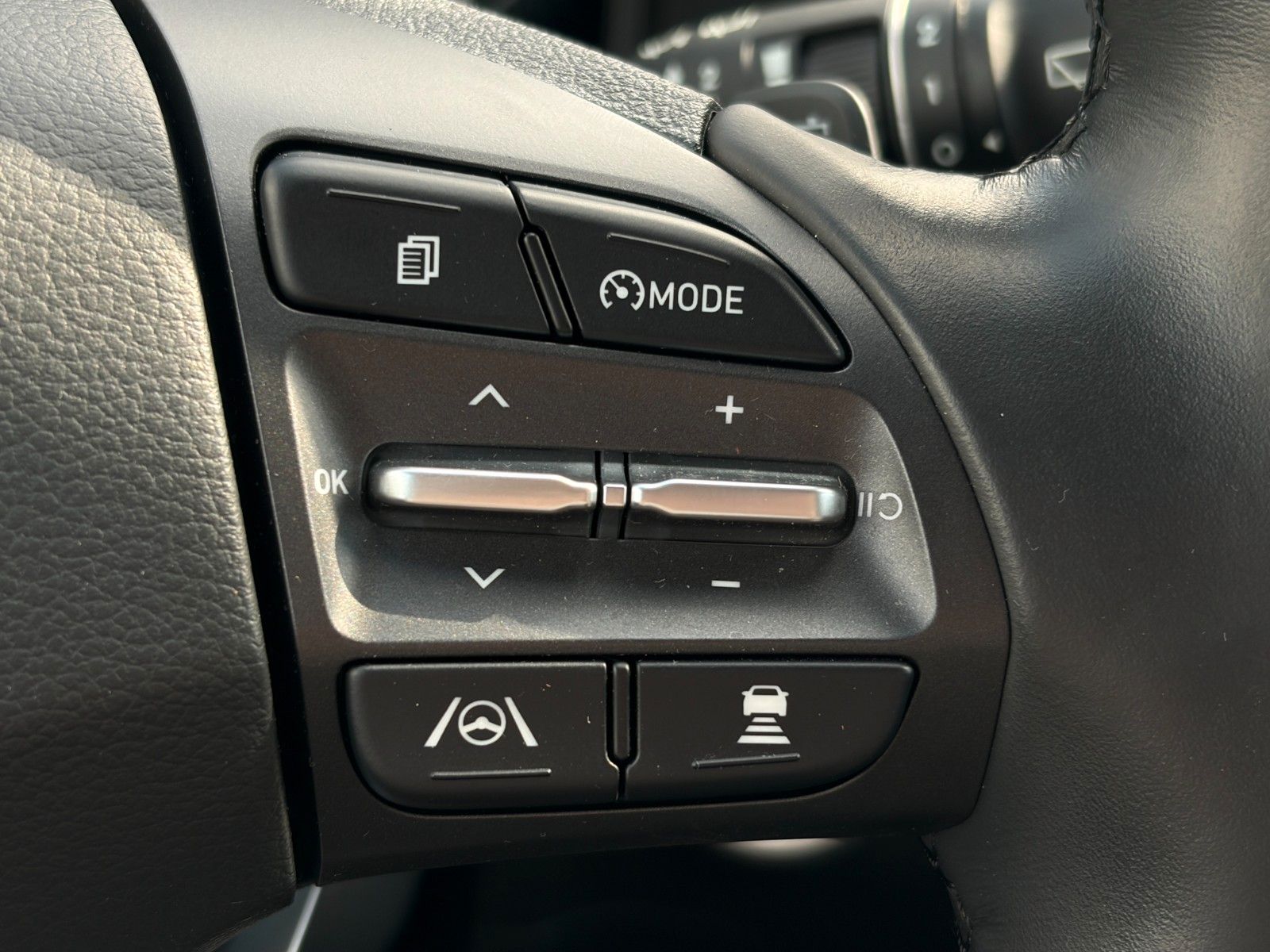 Fahrzeugabbildung Hyundai KONA E Trend NAV LHZ LKA LFA ACC KRELL CarPlay