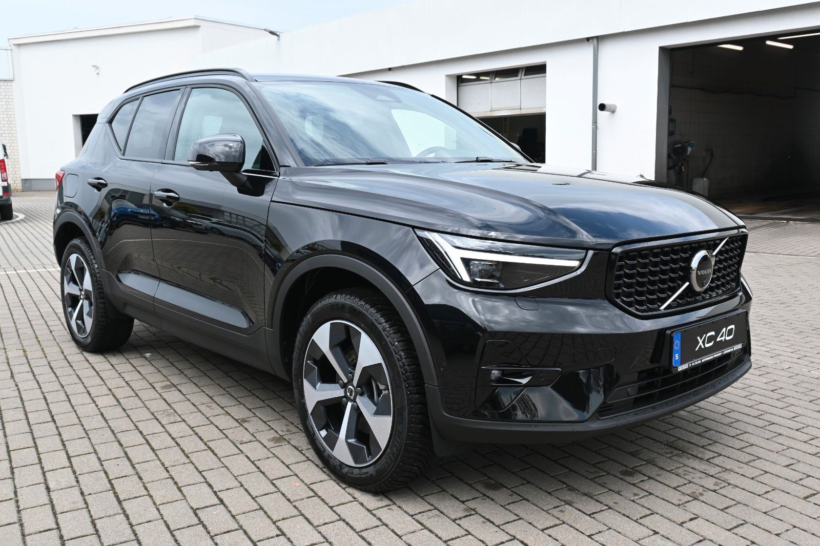 Fahrzeugabbildung Volvo XC40 B3 DKG Plus Dark*FSHZG*360°*AHK*AllSeason