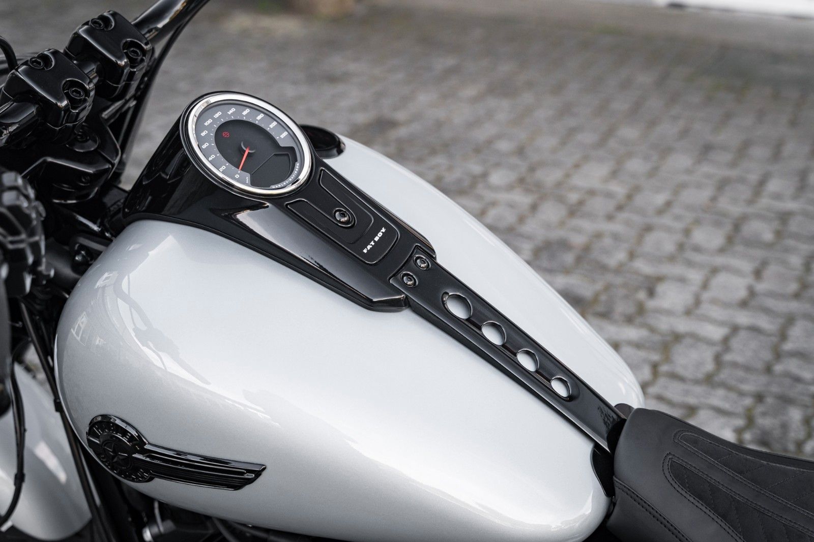 Fahrzeugabbildung Harley-Davidson SILVER DARK FAT BOY FLFBS 114 MY24 - JEKILL&HYDE