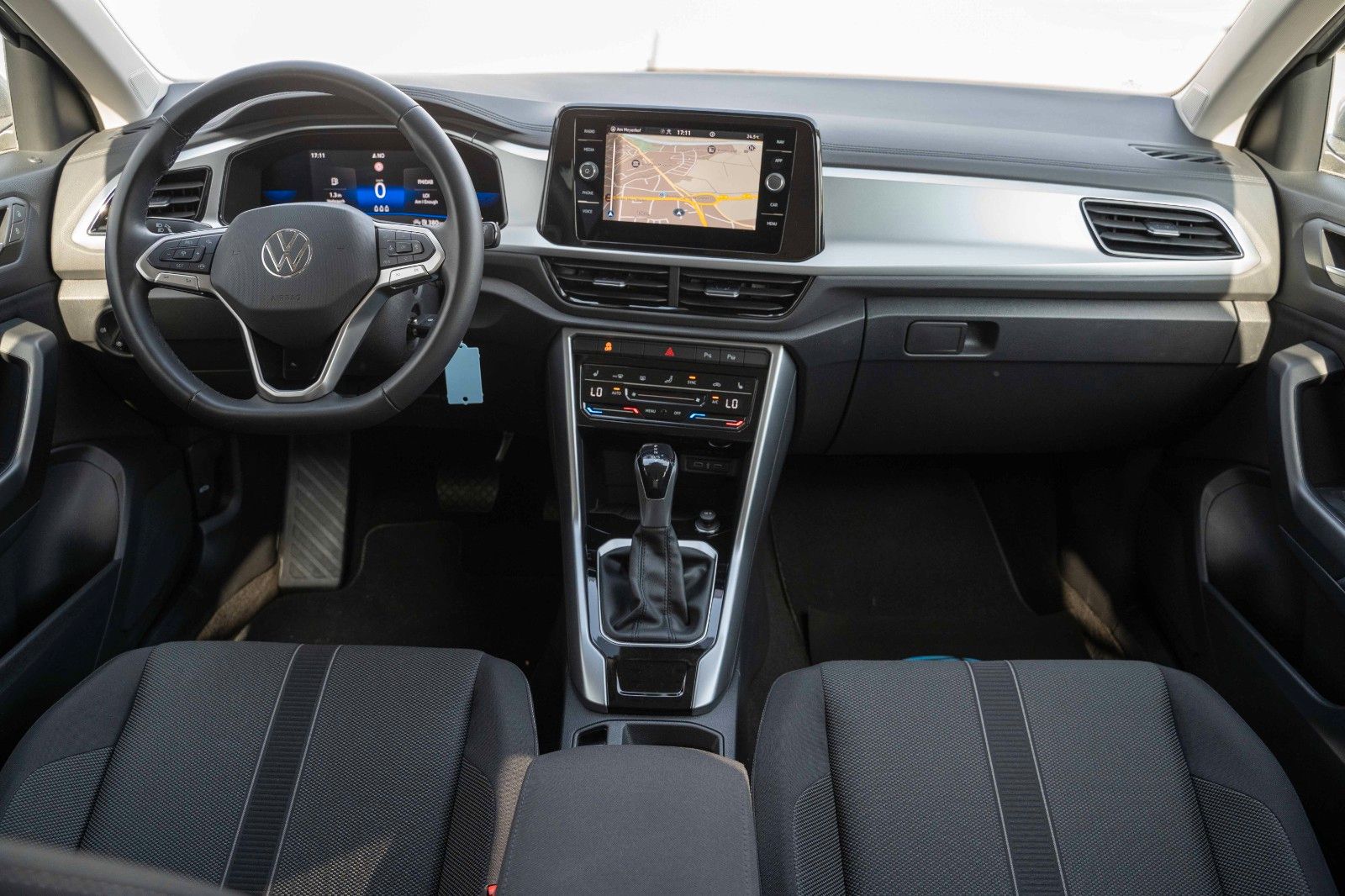 Fahrzeugabbildung Volkswagen T-ROC LIFE 1.5 TSI LED VIRTC LANE KAM DAB+ AHK