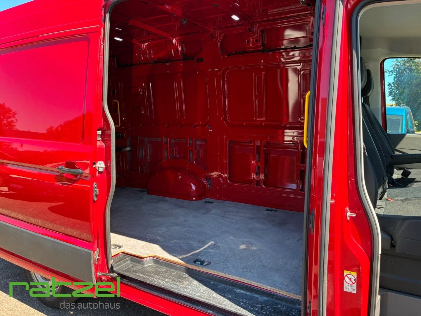 Fahrzeugabbildung Volkswagen Crafter Kasten Hochdach FWD 35 MR 2.0 TDI +AHK+P