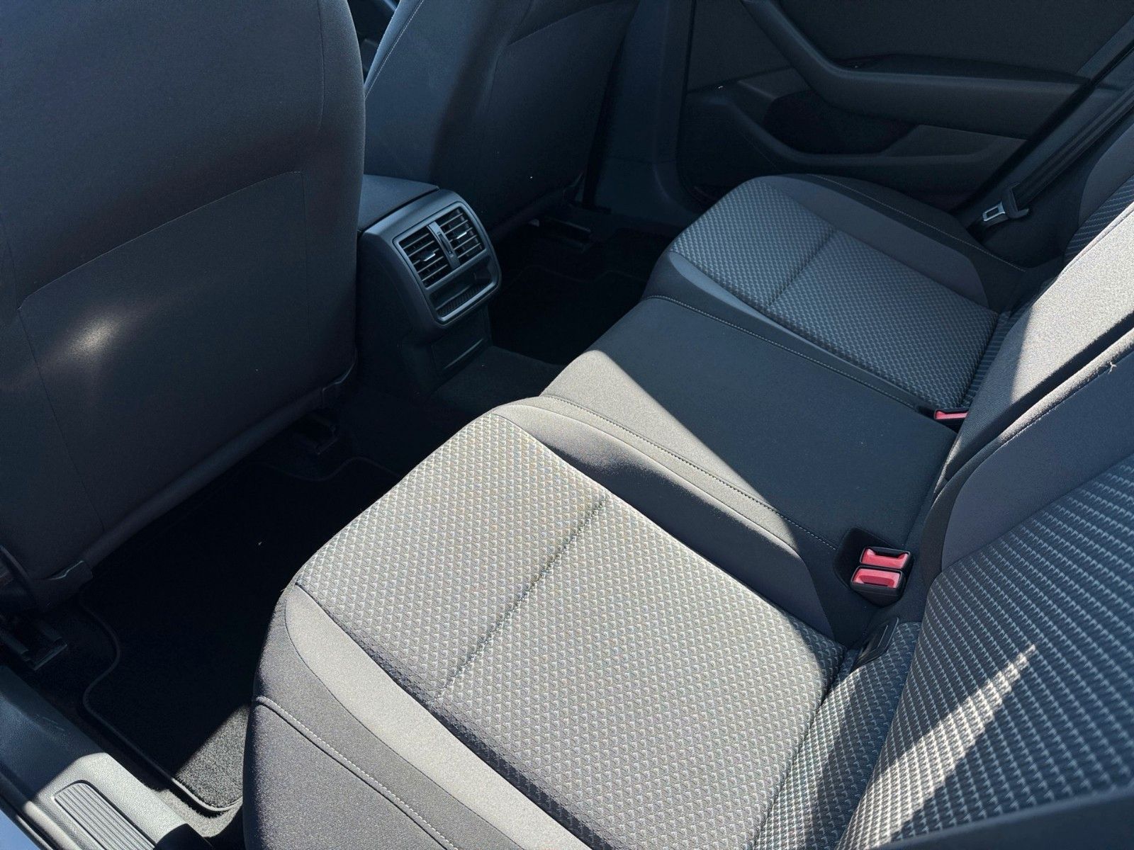 Fahrzeugabbildung Volkswagen Passat Variant Conceptline 1.5 TSI