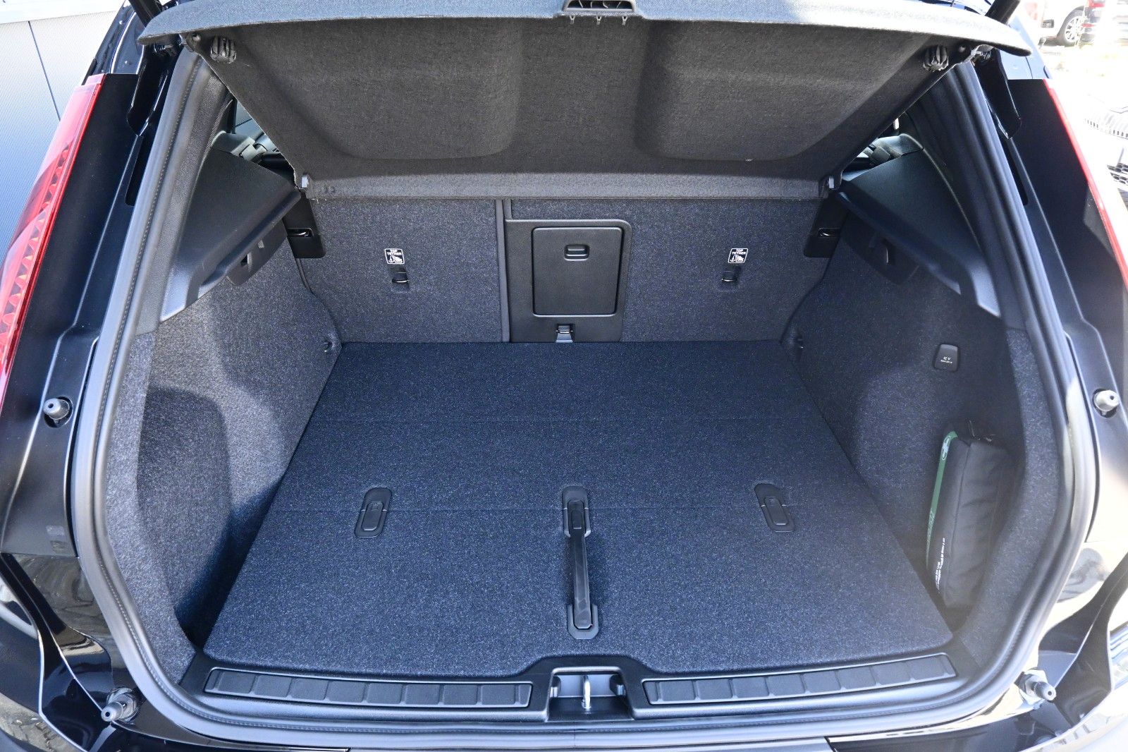 Fahrzeugabbildung Volvo XC40 B3 DKG Plus Black Edition*FSHZG*360°*ACC