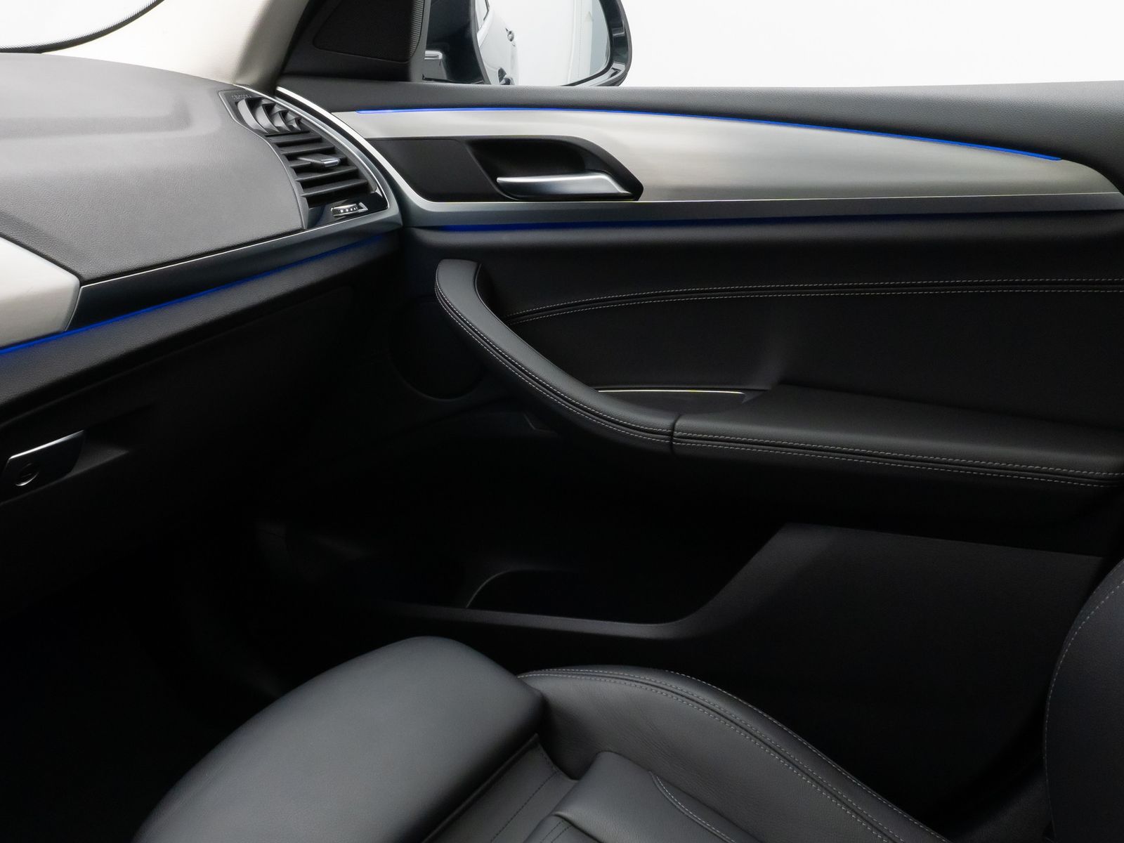 Fahrzeugabbildung BMW X4 xD30i xLine Panorama Kamera HUD HiFi DisplKey