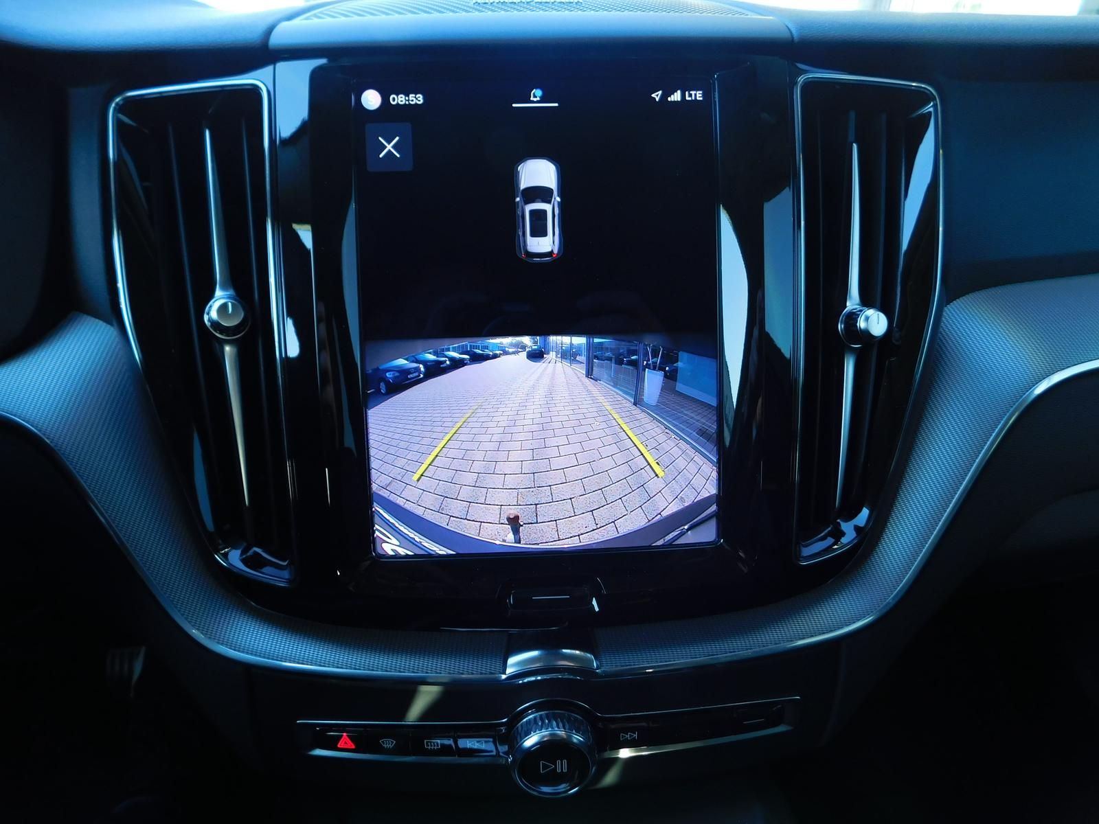 Fahrzeugabbildung Volvo XC60 B4 D AWD Plus Dark