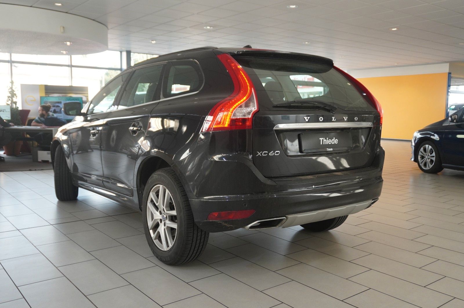 Fahrzeugabbildung Volvo XC 60 MOMENTUM 2WD NAVI/BI-XENON/SHZ/KAMERA/TEMP