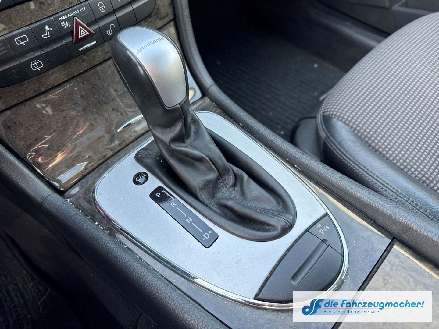 Fahrzeugabbildung Mercedes-Benz E 240 Navi Bi-Xenon Klimaautom e-Sitze *EXPORT