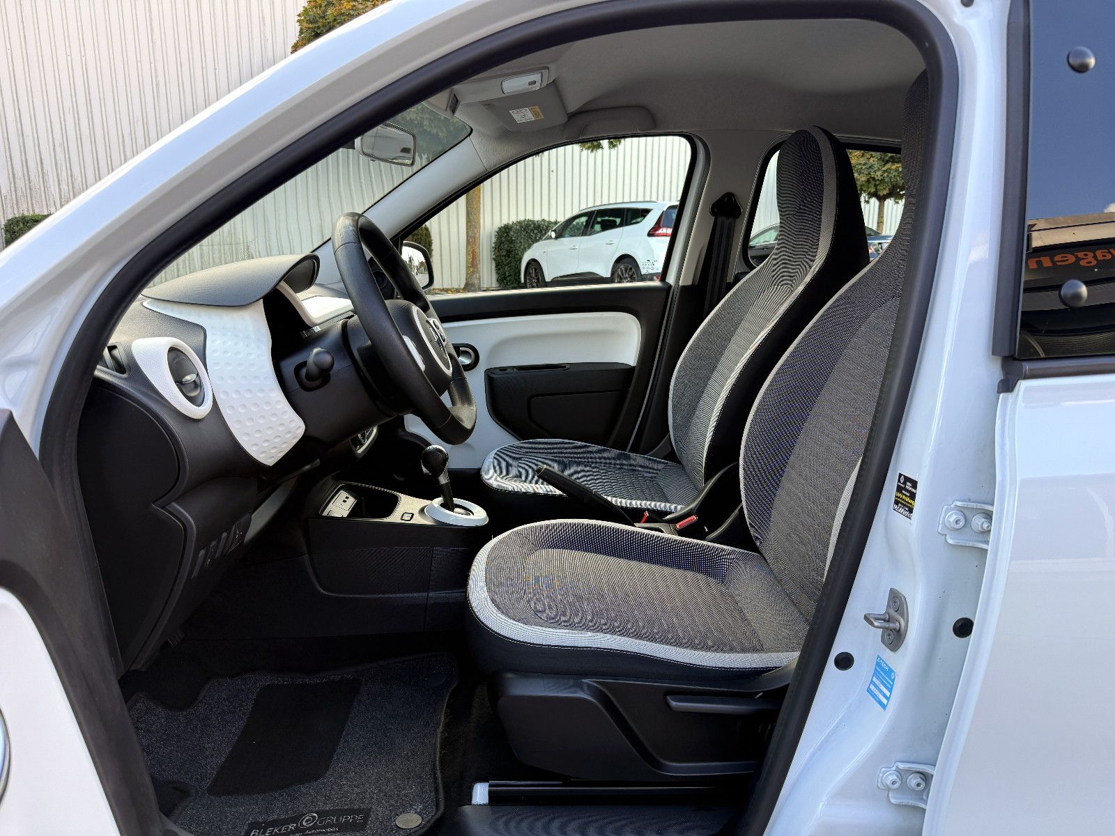 Fahrzeugabbildung Renault Twingo Zen Electric 21kWh CarPlay KLIMA DAB MFKL
