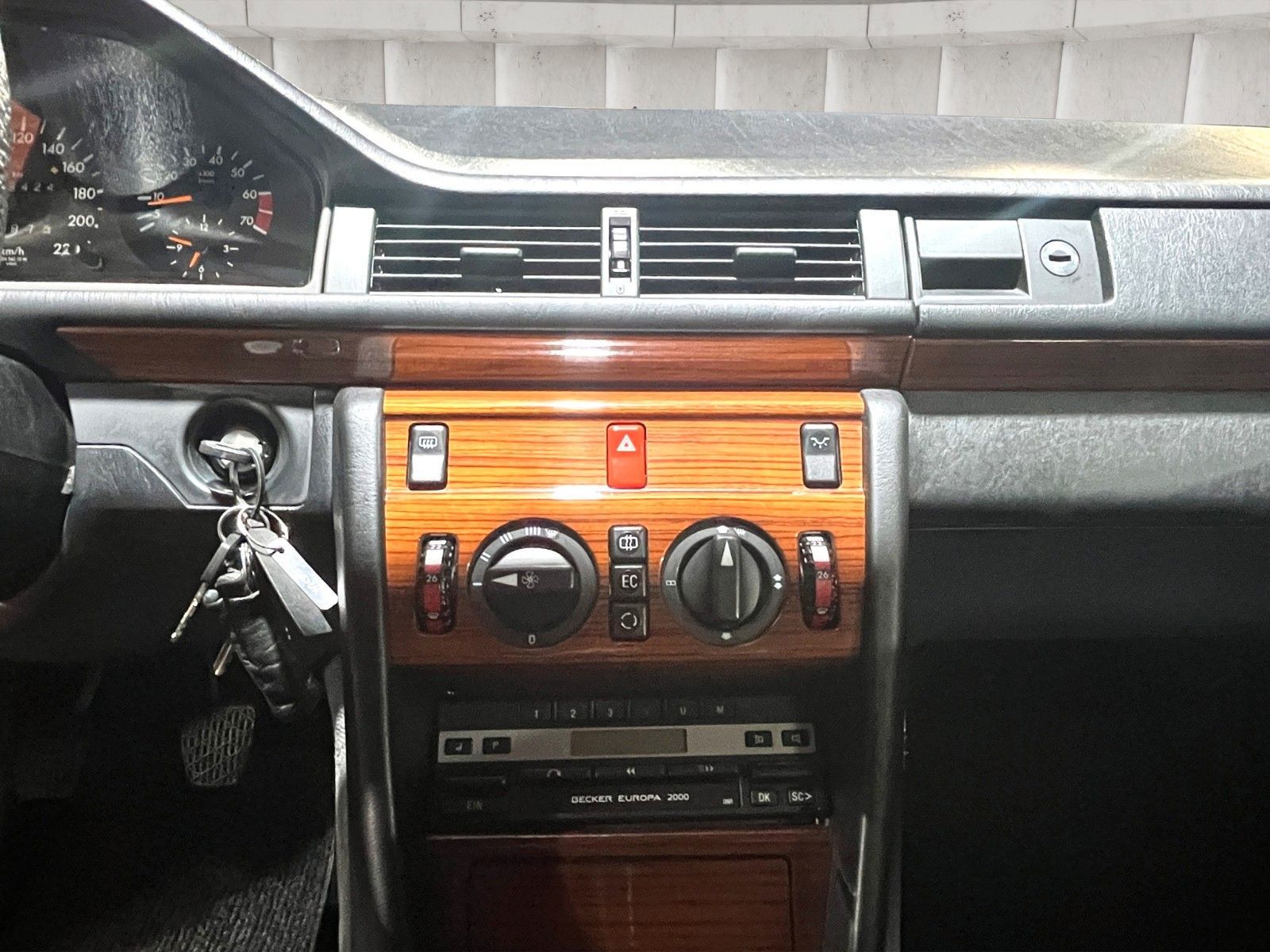 Fahrzeugabbildung Mercedes-Benz 230 CE*W124C*1 Hand*128tkm* Guter Zustand*