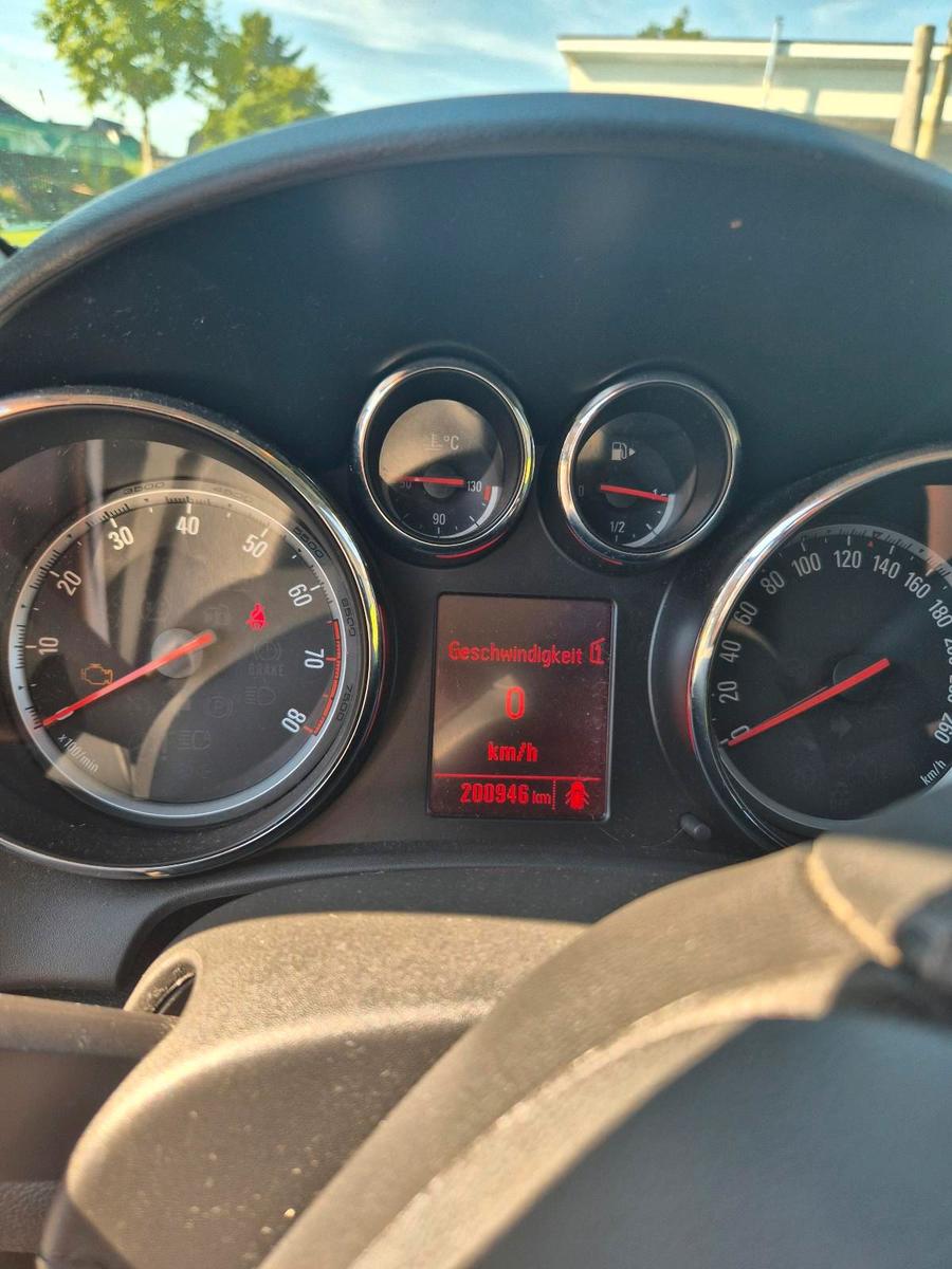 Opel Astra 2012 — photo 15