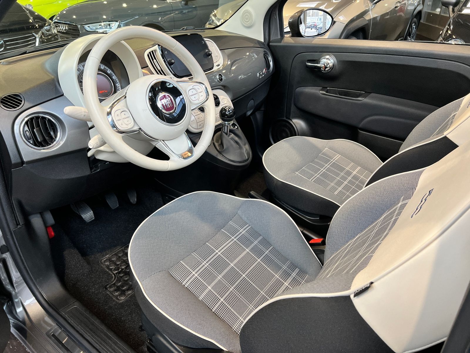 Fahrzeugabbildung Fiat 500C Cabrio Lounge KLIMA NAV GRA PDC ALU
