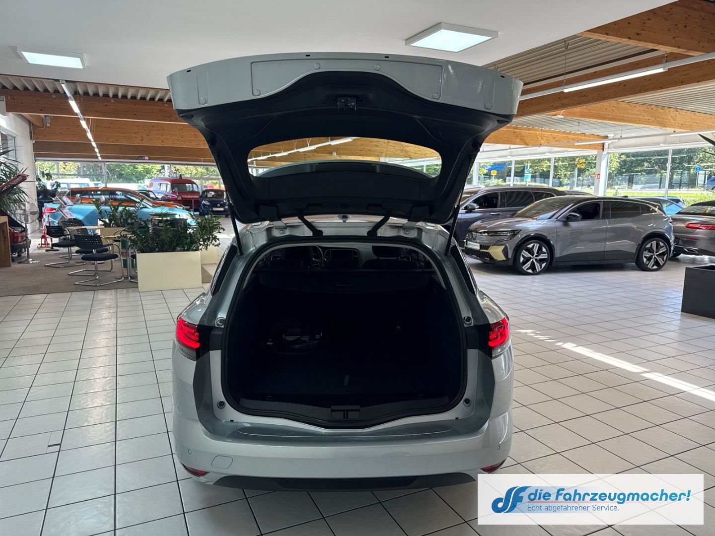 Fahrzeugabbildung Renault Megane E-TECH IV Grandtour Business Edition 1.6
