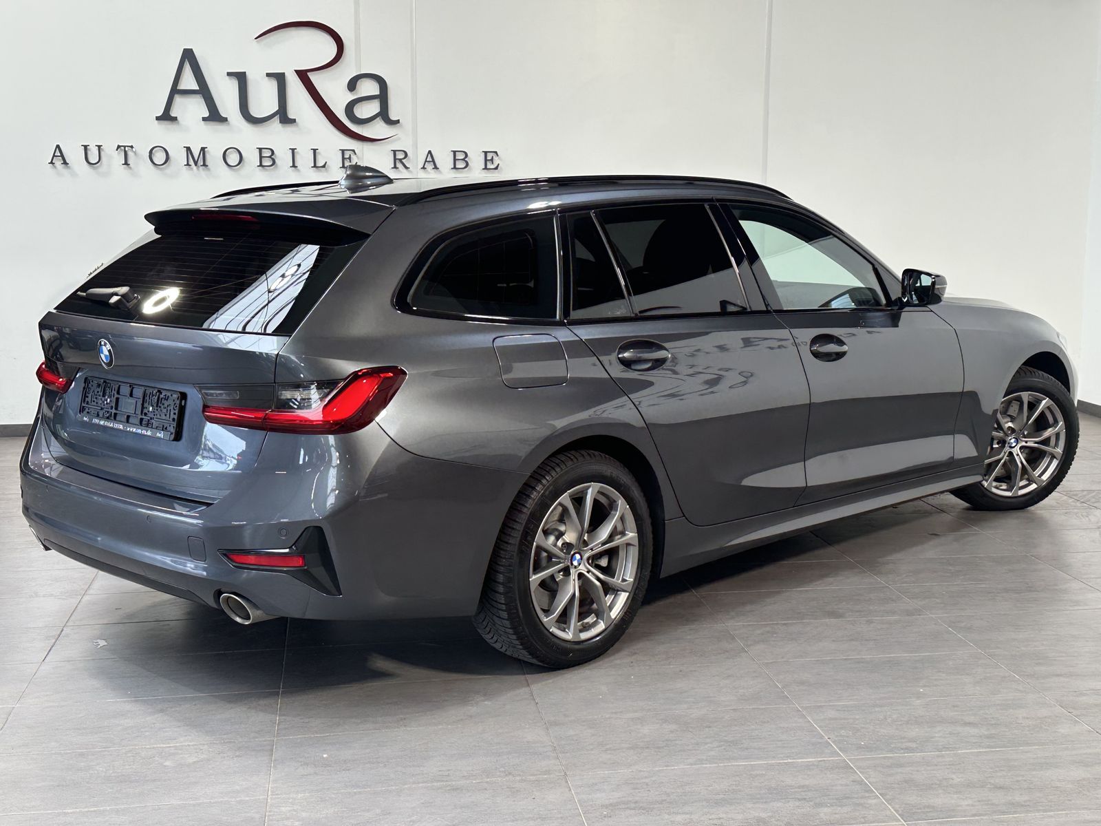 Fahrzeugabbildung BMW 330i Touring Sport-Line NAV+LED+SHZ+HiFi+AHK+VC