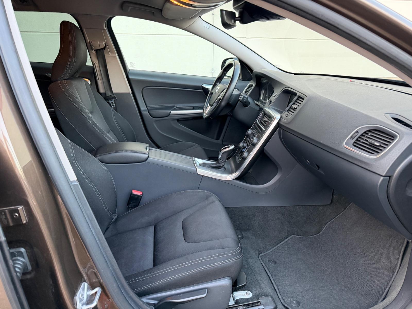 Volvo V60 D3 Cross Country Aut. NAVI+XENON+SHZ+AHK+ZR