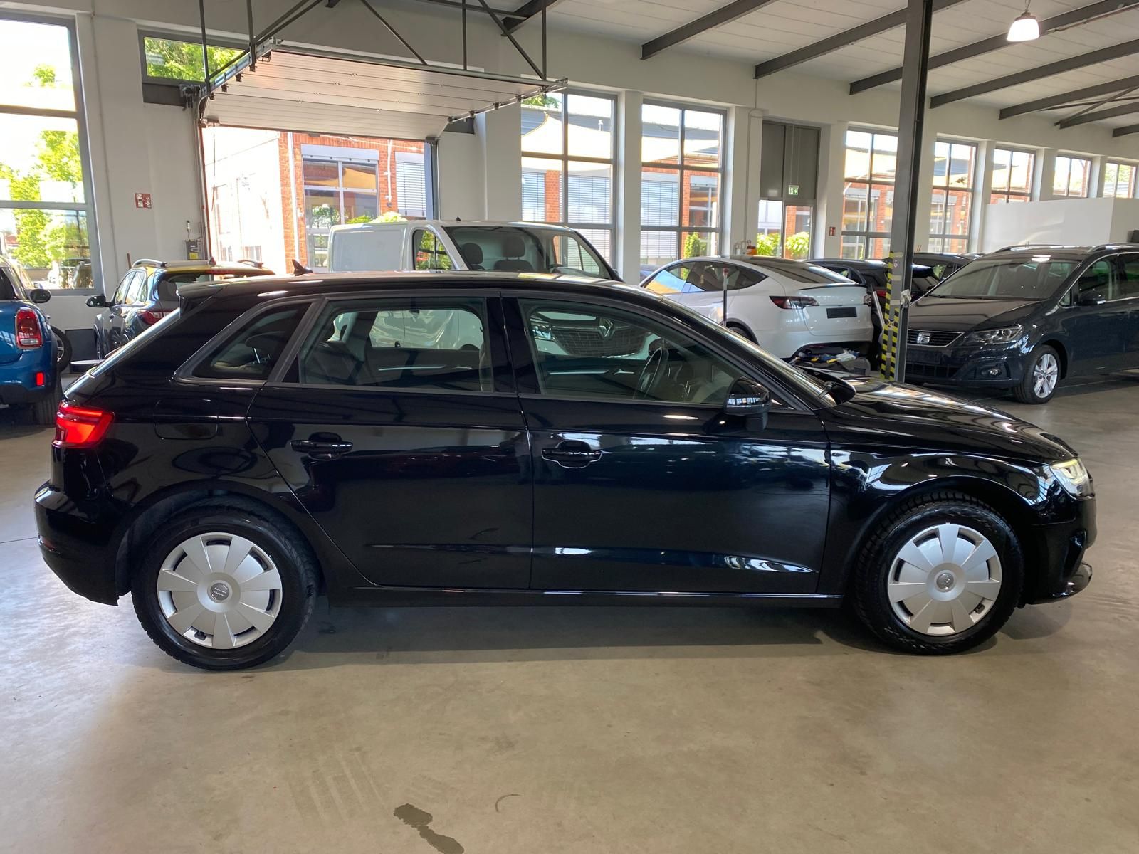 Fahrzeugabbildung Audi A3 30 TDI Sportback/Navi/LED/SH/
