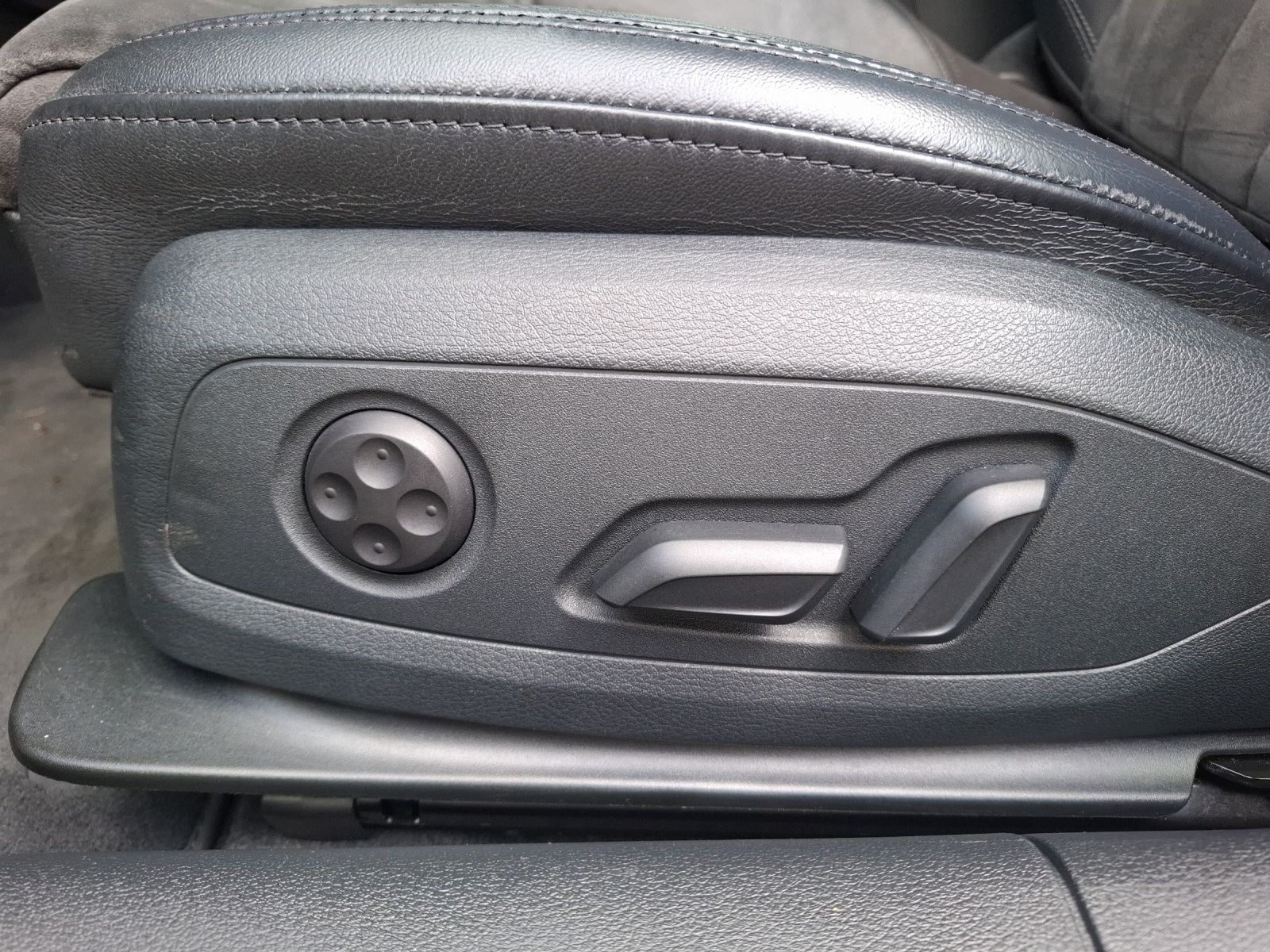 Fahrzeugabbildung Audi A4 Avant 40 TDI S-tronic quattro LED AHK Navi AV